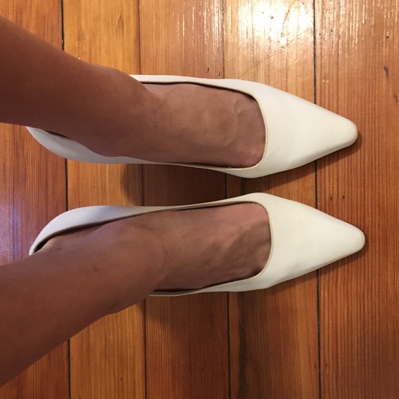 đź‘ Manolo Blahnik BB Pointed Toe White Pumps - Picture 5 of 8